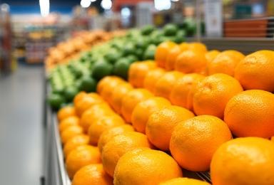 Obstabteilung im österreichischen Supermarkt mit frischen Zitrusfrüchten